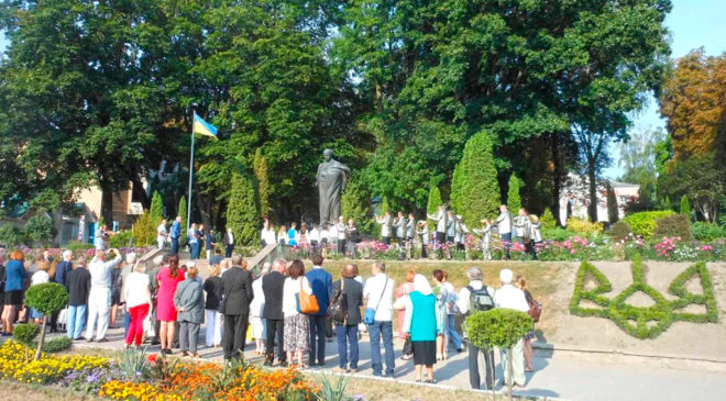 Учасники конференції покладають квіти