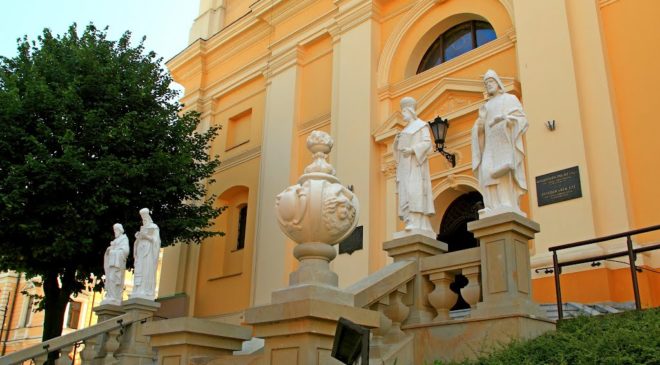 Вхід до греко-католицького храму св. Івана Хрестителя