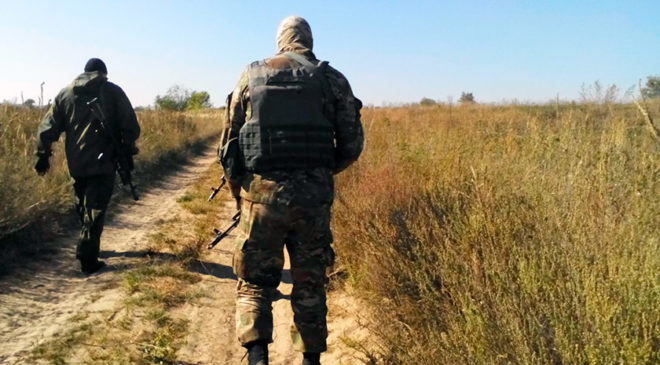 Військові патрулюють дороги навколо селища
