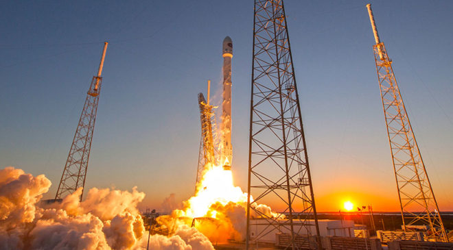 Перший етап запуску ракети Falcon 9 з космодрому на мисі Канаверал