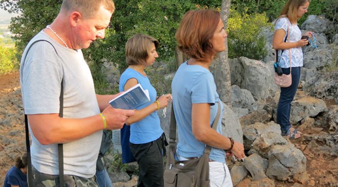 Під час Хресної дороги до місця об’явлень прочани читають послання Богородиці.