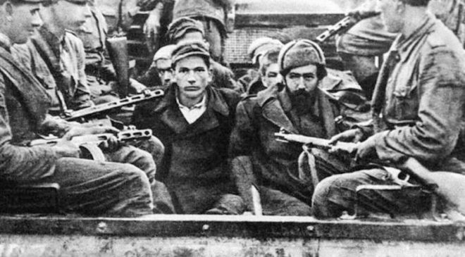 Українських партизан конвоюють польські військові