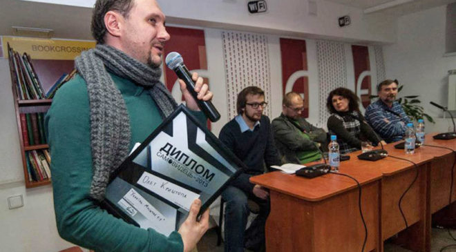 Олег Криштопа отримує нагороду